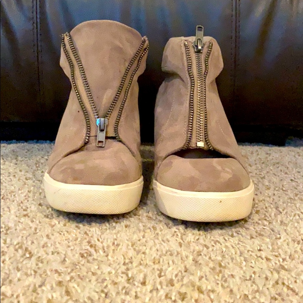 Women’s gray high top shoes with a zipper